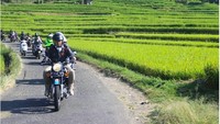 Tidak hanya ditemani sang istri, ia juga turing bersama dengan komunitas motor. Menunggangi motor Royal Enfield, Kang Emil melengkapi tubuhnya dengan peralatan keselamatan lengkap untuk naik motor. Mulai jaket, sepatu, sarung tangan hingga helm yang sedang dipegangnya. Foto: Pool (Instagram)