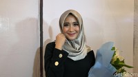 Di tengah aktivitasnya, Ryana Dea mulai membiasakan diri mengenakan hijab. Foto: Dyah Paramita Saraswati