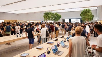 Pengunjung bisa mendapati perangkat teranyar Apple di sini tentunya. Foto: Apple