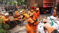 Suasana bersih-bersih di Gor Bulungan.