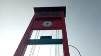 Belum lagi jam analog raksasa diameter 5,5 meter dan berat sekitar 200 Kg yang kini menghiasi kedua menara jembatan di sisi kanan dan kiri.