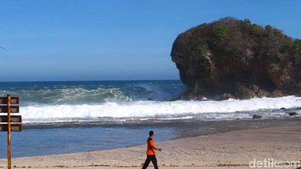 Petugas SAR memantau tinggi gelombang di Pantai Jungwok, Gunungkidul, DIY
