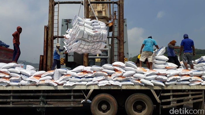 22.500 Ton Beras Impor Thailand tiba di Cilegon
