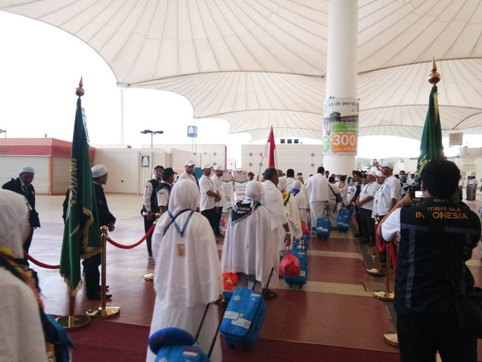 Jemaah haji Indonesia gelombang kedua mulai tiba di Arab Saudi. Jemaah dari Kloter 30 Embarkasi Jakarta-Pondok Gede jadi yang pertama kali tiba di Bandara King Abdul Aziz, Jeddah.