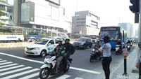Warga Menyeberang Tanpa JPO, Begini Kondisi Lalin di Bundaran HI
