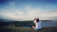 Dellie saat menikmati Tanjung Beloam di Lombok. Sepertinya dia suka wisata bertema alam ya? (delliedinda/Instagram)