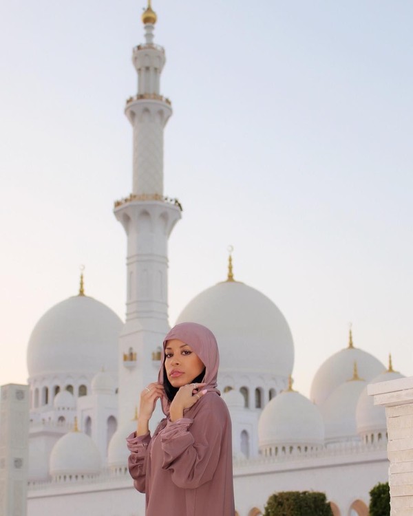 Keshia yang berprofesi sebagai penyanyi dan presenter ternyata suka liburan ke berbagai destinasi populer dunia. Begini gaya cantik Keshia berkerudung saat berkunjung ke Masjid Syekh Zayed, Abu Dhabi. (Instagram/Keshia Chante) Keshia yang berprofesi sebagai penyanyi dan presenter ternyata suka liburan ke berbagai destinasi populer dunia. Begini gaya cantik Keshia berkerudung saat berkunjung ke Masjid Syekh Zayed, Abu Dhabi. (Instagram/Keshia Chante)