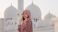 Keshia yang berprofesi sebagai penyanyi dan presenter ternyata suka liburan ke berbagai destinasi populer dunia. Begini gaya cantik Keshia berkerudung saat berkunjung ke Masjid Syekh Zayed, Abu Dhabi. (Instagram/Keshia Chante)