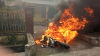 Foto: Motor-motor yang dibakar dibiarkan di tengah jalan. Otomatis akses jalanan tertutup. (Ferdi-detik) Foto: Motor-motor yang dibakar dibiarkan di tengah jalan. Otomatis akses jalanan tertutup. (Ferdi-detik)