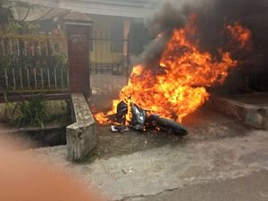 Penampakan Brutalnya Bentrok di Jambi, Mobil dan Motor Dibakar