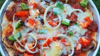 Hari ini bebersih isi kulkas, jadilah ini, tulis akun @dewirosmayanti. Duh, dengan bahan-bahan sisa yang ada di kulkas aja, ia bisa membuat satu pan pizza ini. Foto: Instagram 