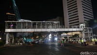 Perobohan jembatan penyeberangan orang (JPO) di dekat Bundaran HI sudah mulai dilakukan. Lalu lintas di sekitar lokasi pun resmi ditutup dan dialihkan.