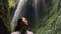 Dellie saat mengunjungi air terjun Madakaripura (delliedinda/Instagram)