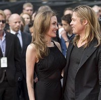 Berpakaian hitam dengan rambut coklat indah tergerai ala Angelina Jolie. Foto: Ist.