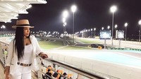 Di Abu Dhabi, Keshia menyempatkan waktu buat nonton balapan F1. Keshia diketahui berasal dari Toronto, Kanada, sama seperti Drake. (Instagram/Keshia Chante)