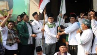 Kedatangan mereka disambut Cak imin dan menyalami massa yang berbaris itu. Cak Imin mengaku terharu dengan dukungan itu. Menurut Cak Imin, para santri telah menunjukkan kepada Indonesia bahwa santri kuat dan punya cita-cita.