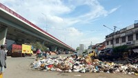 Sebelum direnovasi, tumpukan sampah menggunung di areal jembatan.