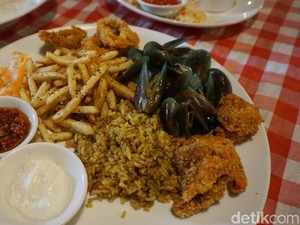 Fish Boomber: Unik! Fish and Chips Dipadu Nasi Kari dengan 7 Pilihan Saus