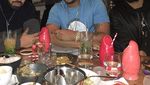 Begini Gaya Drake Saat Minum Champagne dan Makan Bareng Keluarga