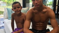 Ronaldo dan Ronaldo Jr gemar berenang bersama. Aktivitas satu ini sangat baik untuk membakar kalori dan membentuk otot. (Foto: Instagram/cristiano)