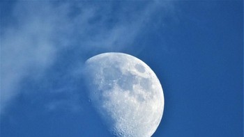 Bulan di siang hari. Karya Helen Schofield dari Inggris. Foto: National Maritime Museum