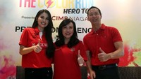 Direktur Consumer Banking CIMB Niaga Lani Darmawan (tengah) bersama artis yang juga Brand Ambassador Social Media CIMB Niaga Sandra Dewi, dan Legenda olahraga Indonesia Richard Sambera, di sela konferensi pers The Color Run presented by CIMB Niaga di Jakarta, Senin (30/7/2018).