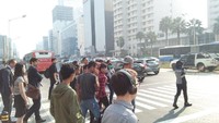 Suasana saat warga menyeberang di pelican crossing (Nur Azizah/detikcom)