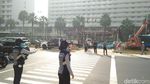 Potret Warga Menyeberang di Pelican Crossing Bundaran HI