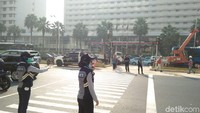 Sebagai gantinya, warga kini menyeberang lewat pelican crossing. Petugas Dishub DKI berjaga untuk menyeberangkan warga (Nur Azizah/detikcom)