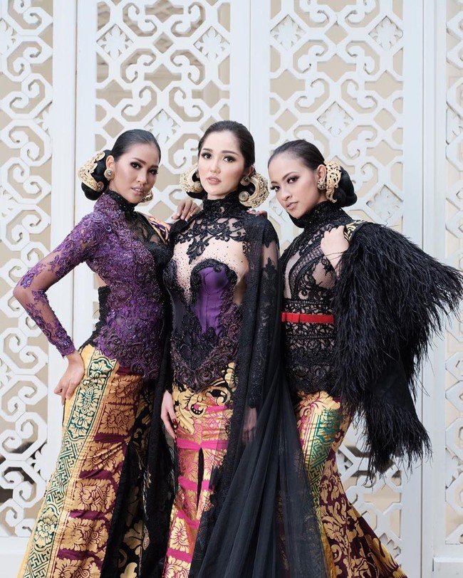 Puteri Indonesia angkatan 2018 diwakili oleh semua pemenang. Mereka adalah Puteri Indonesia 2018 Sonia Fergina, Puteri Indonesia Lingkungan 2018 Vania Herlambang, dan Puteri Indonesia Pariwisata 2018 Wilda Situngkir. Ketiganya kompak memesona dengan gaun bernuansa keunguan dan bulu-buluan. (Foto: Instagram/Puteri Indonesia)