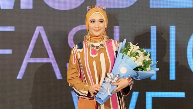 Hari itu, Ryana tampil sangat enerjik dan muda mengenakan koleksi busana Dian Pelangi bertema Persona. Melihat Ryana tampil seperti ini tak terlihat ia sudah punya seorang putri. Foto: Instagram/Ryana_dea