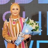 Hari itu, Ryana tampil sangat enerjik dan muda mengenakan koleksi busana Dian Pelangi bertema Persona. Melihat Ryana tampil seperti ini tak terlihat ia sudah punya seorang putri. Foto: Instagram/Ryana_dea