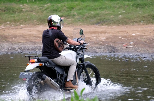 Trek yang dilalui termasuk melewati sungai dan juga Coban Pelangi. Tanpa ragu, trek ini pun dilibas. (dok. Istimewa)
