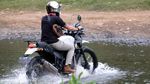 Aksi Si Ganteng Dikta Yovie & Nuno Touring Motor di Bromo