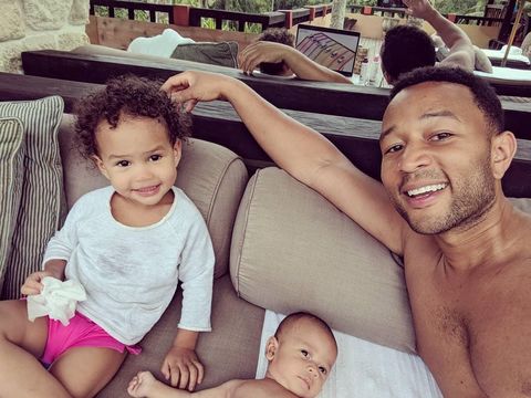 Gaya Kasual John Legend dan Chrissy Teigen Saat Liburan di Bali