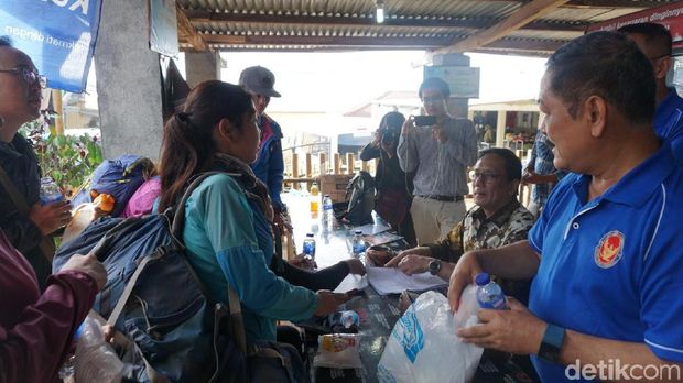  Duta Besar Thailand untuk Indonesia Songphol Sukchan (berbatik) menyambut para pendaki yang selamat setelah terjebak di Gunung Rinjani, Lombok Timur, Senin (30/7/2018)