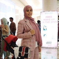 Hanan Challouki tampil memakai blazer set bernuansa merah muda. Founder media muslim Mvslim ini berasal dari Belgia. Ia hadir langsung ke acara JMFW 2018 untuk melakukan liputan khusus sekaligus menjadi pembicara talkshow. Foto: Silmia Putri/Wolipop