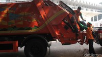 Sampah yang dikumpulkan dimasukkan ke dalam truk.