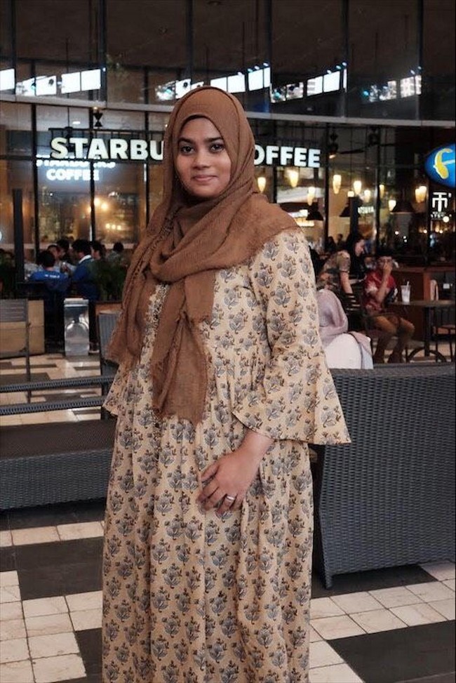 Shums, hijabers asal Maldives memilih long dress bercorak floral. Gaya pashminanya tak jauh berbeda dengan gaya hijab Indonesia. Foto: Silmia Putri/Wolipop