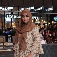 Shums, hijabers asal Maldives memilih long dress bercorak floral. Gaya pashminanya tak jauh berbeda dengan gaya hijab Indonesia. Foto: Silmia Putri/Wolipop