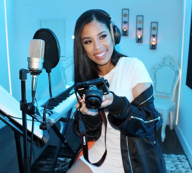 Jelas bila Drake begitu tergila-gila dengan Kiki. Di lagunya berjudul Fallen tahun 2009, nama Keshia kembali disebut. Keshia, Keshia, do you remember the old us? You just hold it down for your boy until the plaques arrive thats why I love you. Foto: Dok. Instagram/Keshia Chante