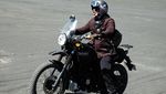 Foto: Aksi Derby Romero Touring Motor Menerabas Bromo