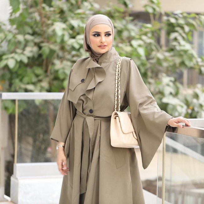 Sondos selalu menenteng tas branded saat OOTD. Ia pun tak segan menge-tag akun brand mewah iseperti Louis Vuitton, Hermes, hingga Dior untuk menunjukkan kelasnya. Foto: Dok. Sondos Al Qattan