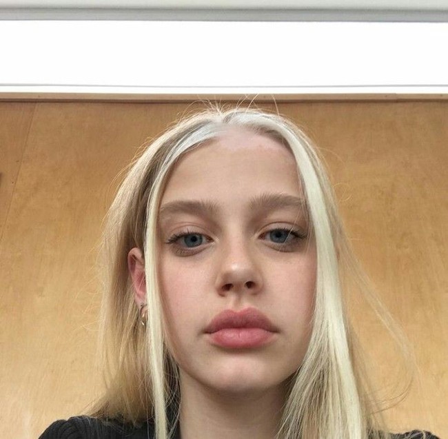 Tia Jonsson, wanita cantik yang punya fitur wajah menarik. Matanya biru, bibirnya pink dan penampilan rambut blonde panjang dengan bagian depan berwarna putih pirang. Foto: Dok. Instagram (@tiajonsson)