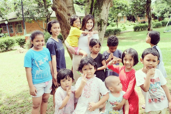 Di samping bisnis komersial, Dita Soedarjo juga punya kegiatan charity. Ia membuat Dignity Academy dengan mengajarkan para mantan TKW untuk memiliki kelas khusus untuk belajar nail. Selain itu, Dita Soedarjo juga berkecimpung dalam yayasan sosial dalam rangka membantu pendidikan anak yang dinamakan Lets Share. Foto: Instagram