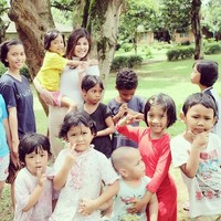 Di samping bisnis komersial, Dita Soedarjo juga punya kegiatan charity. Ia membuat Dignity Academy dengan mengajarkan para mantan TKW untuk memiliki kelas khusus untuk belajar nail. Selain itu, Dita Soedarjo juga berkecimpung dalam yayasan sosial dalam rangka membantu pendidikan anak yang dinamakan Lets Share. Foto: Instagram