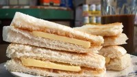 Hup Lee Coffee punya kaya toast klasik. Ciri khasnya selain selai srikaya roti diselipi irisan buttet. Foto : Instagram @willcookwilleat
