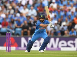 Pemain kriket, Virat Kohli, mempunyai followers Instagram 23,2 juta. Sekali unggahan promosi ditarif 120 ribu dollar AS. (Foto: Stu Forster/Getty Images)