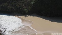 Lokasi Pantai Greweng berdekatan dengan Pantai Sedahan. Untuk mencapai ke Pantai Sedahan, wisatawan harus menaiki bukit.
