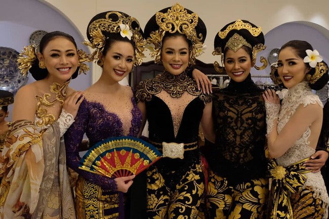 Saat para pemenang utama Puteri Indonesia berpose bersama. Ada Whulandary Herman, Elvira Devinamira, Kezia Warouw, Bunga Jelitha, dan Sonia Fergina. Siapa favorit kamu? (Foto: Instagram/Puteri Indonesia)